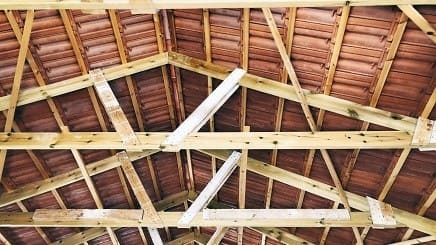 Metody ocieplania dachów skośnych w układzie nakrokwiowym
